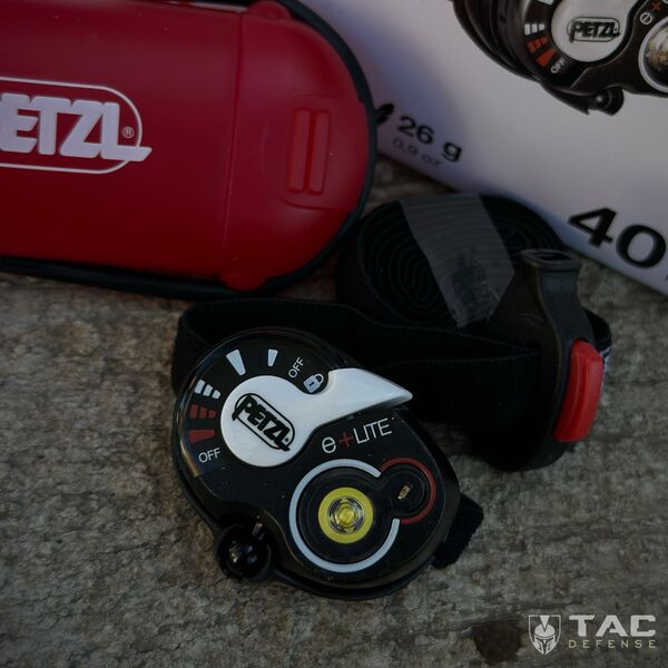 Фонарь налобный со свистком PETZL E+Lite -бело-красный свет (40 люменов), TD418, изображение 6 Фонарь налобный со свистком PETZL E+Lite -бело-красный свет (40 люменов), TD418, изображение 6